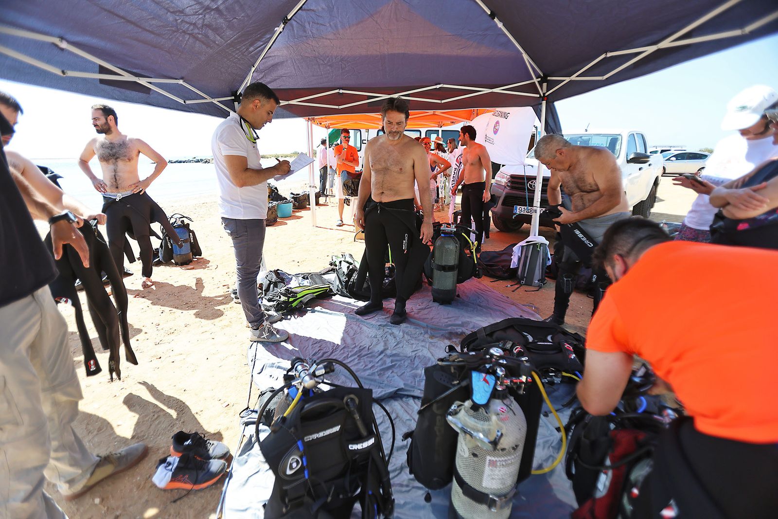 Imágenes de la gran recogida de residuos abandonados en el marco de la octava edición de '1m2 contra la basuraleza'. En la playa de la Canaleta.