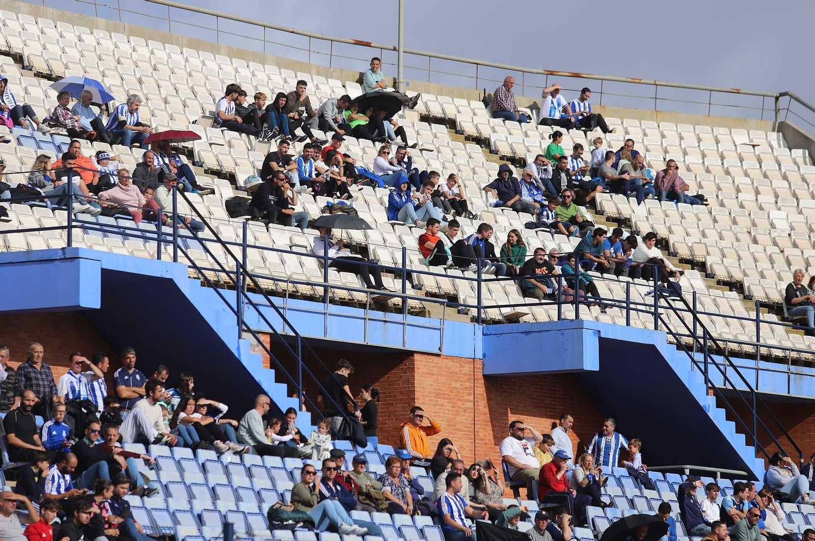 Imágenes del ambiente en las gradas del Nuevo Colombino durante el Recre-Vélez