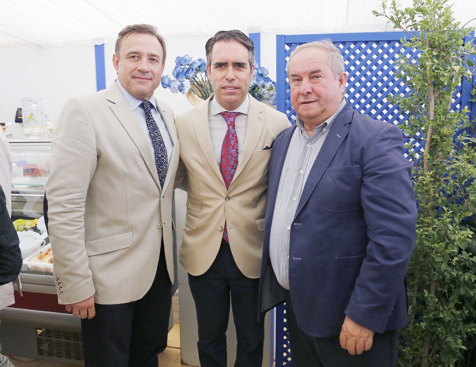 El coronel de la Comandancia de la Guardia Civil de Cádiz, Alfonso Rodríguez, con el empresario vallense Manuel Gutiérrez, propietario de Muebles Briole, y Rafael Navas.