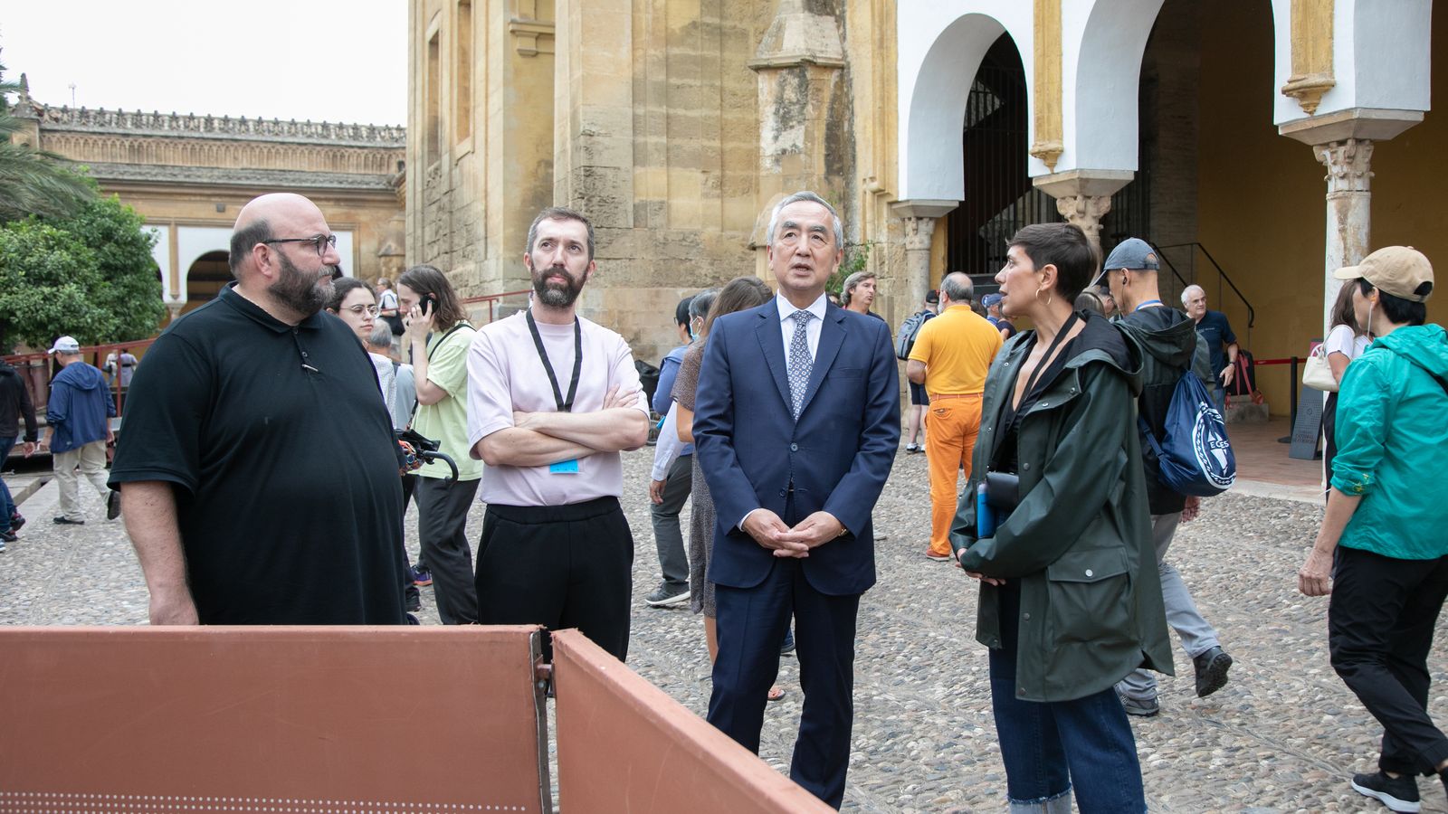 El embajador de Japón en España en su visita a la instalación floral de Yuji Kobayashi.