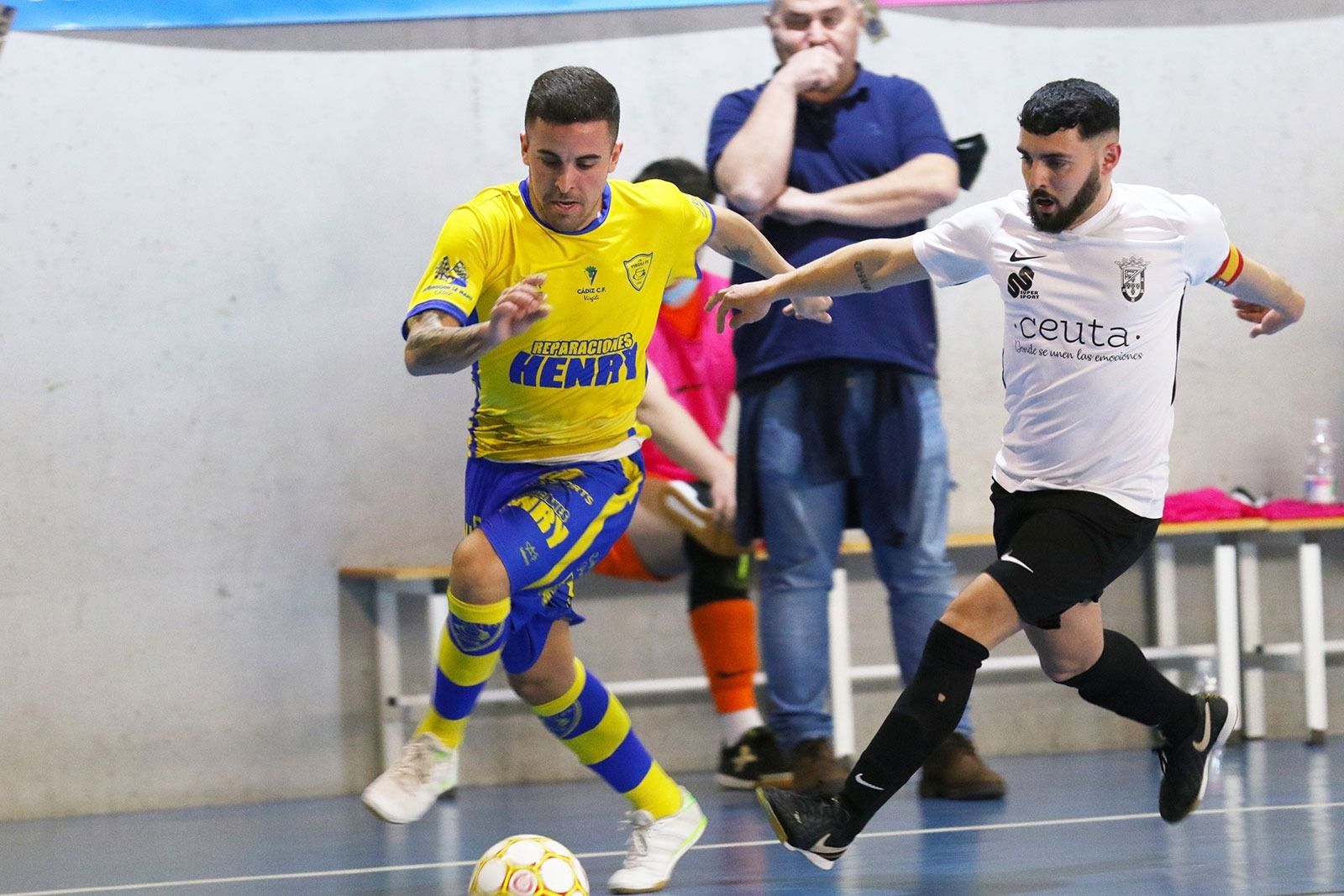 Andresito se marcha de un rival con el balón.