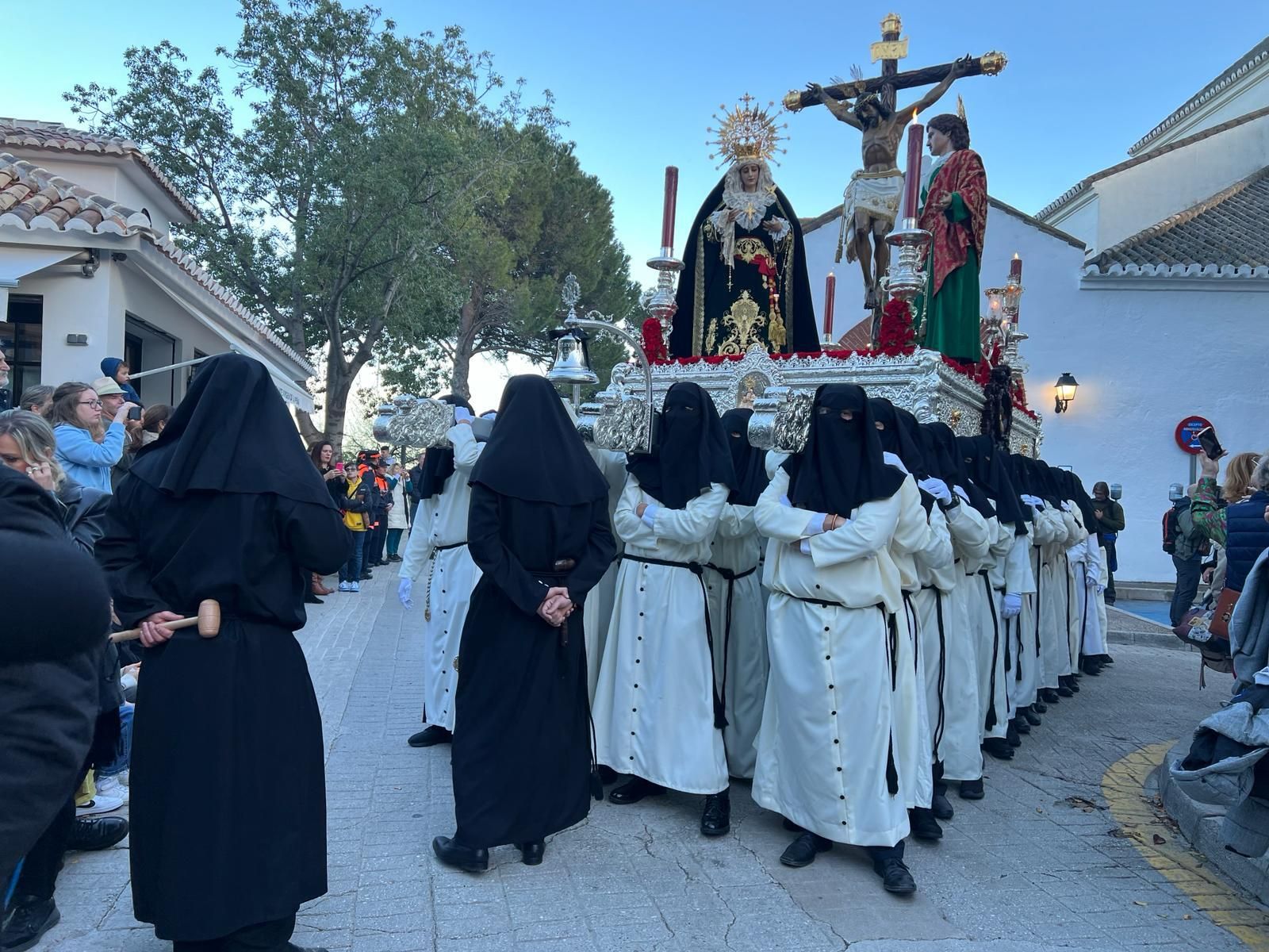 El trono del Santísimo Cristo de la Paz, Nuestra Señora de la Soledad y San Juan Evangelista.