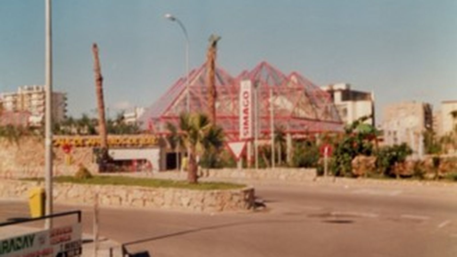 Vista parcial de la Plaza de Andalucía, desde la entrada de los Almacenes Simago. En el complejo, del cual solo se conservan los aparcamientos subterráneos, había incluso una sucursal bancaria.