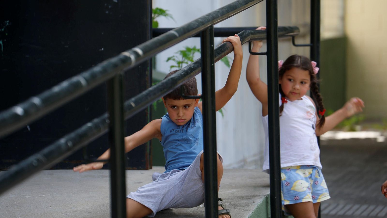 Dos niños de Infantil juegan en el patio.