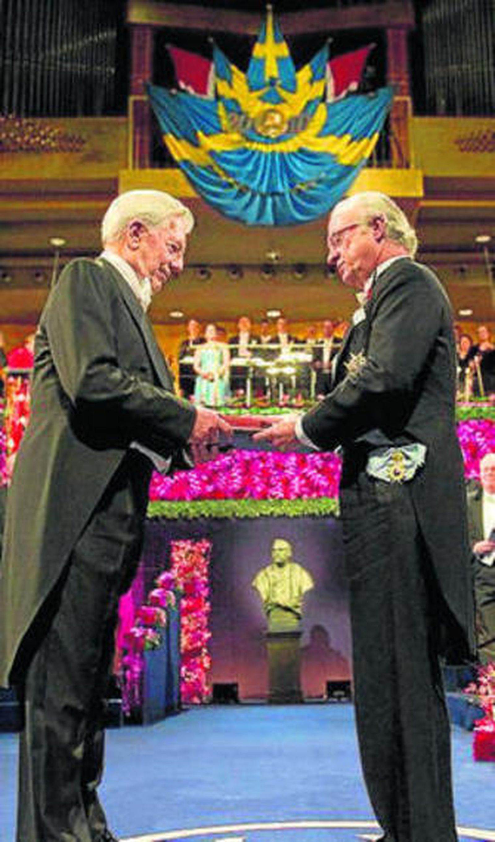 Vargas Llosa y el Rey de Suecia.