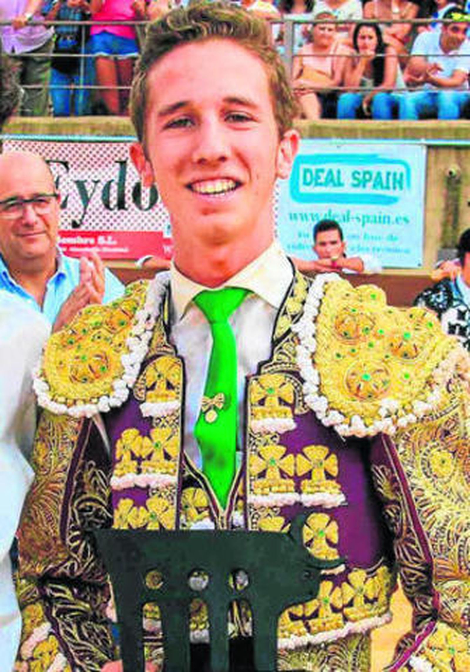 Calerito, con el trofeo al triunfador de novilladas de Escuelas de Andalucía.