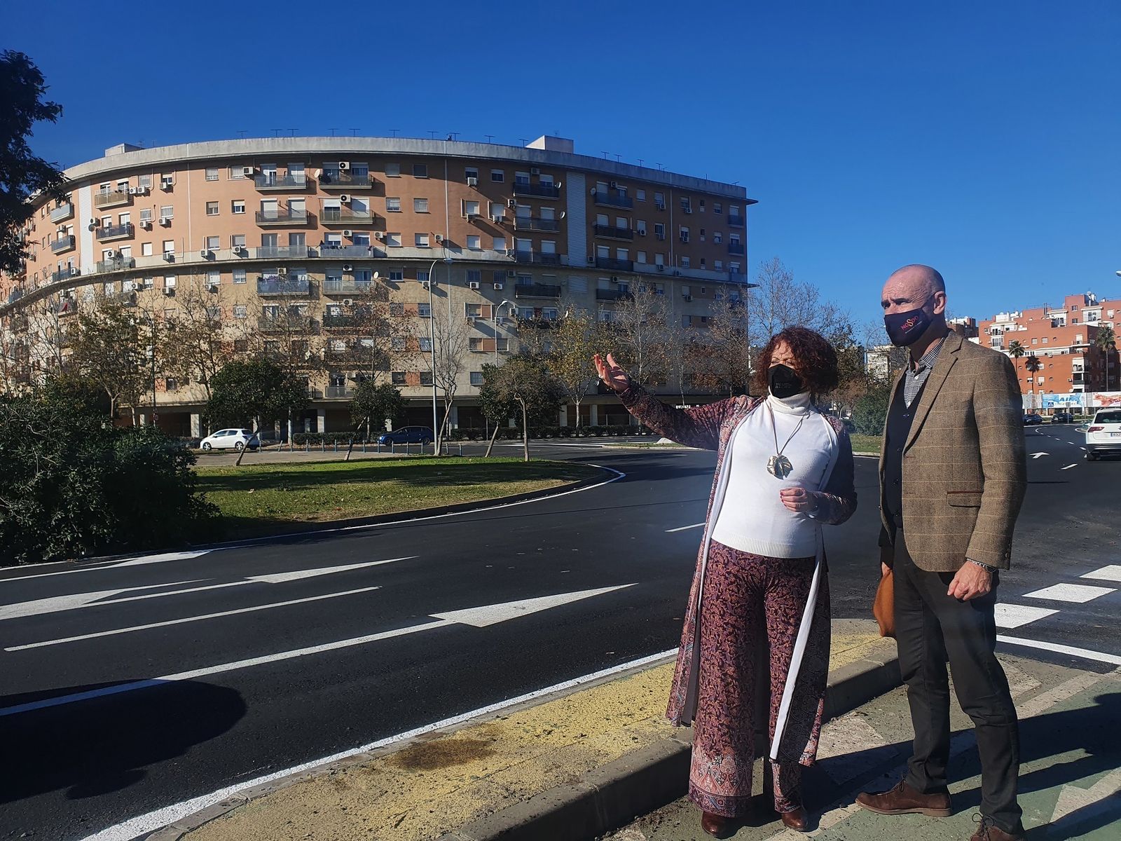 Adela Castaño y Antonio Muñoz en la renovada Avenida del Deporte.