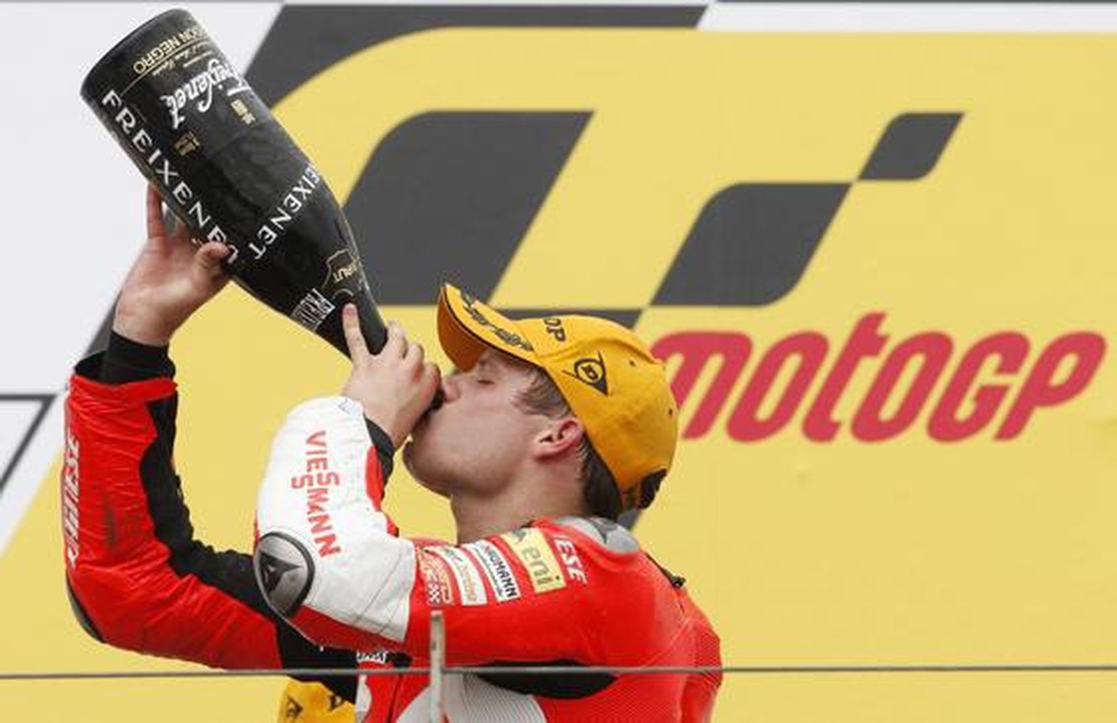 Márquez se impone por tercera vez a Bradl, ésta vez en casa. / Reuters