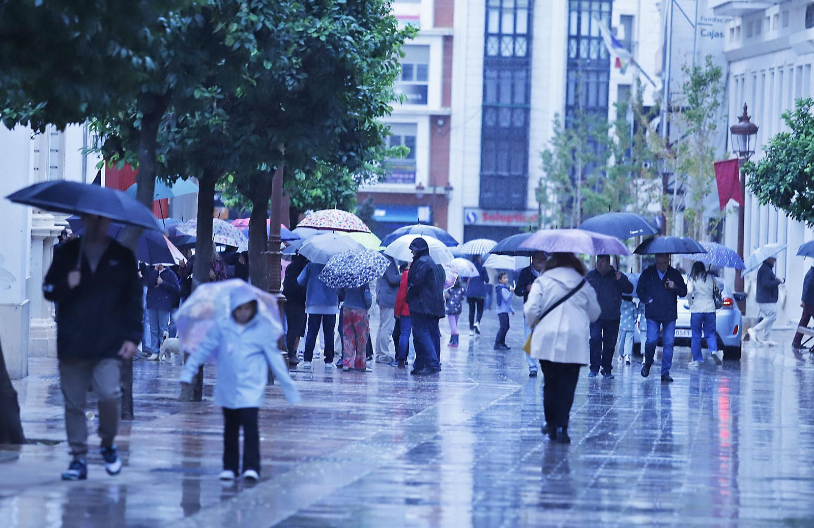 Imágenes de la mañana lluviosa de domingo en Huelva