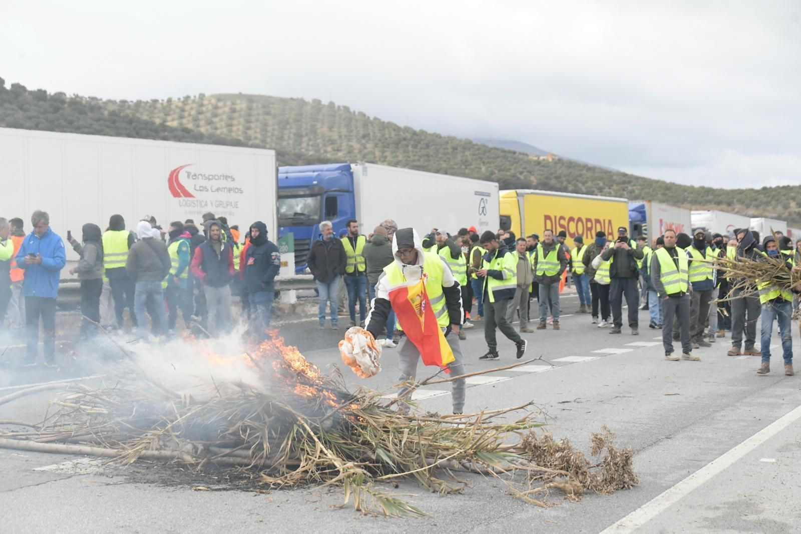 Protestas de los agricultores en Granada: fotos del corte de la A-92 este sábado