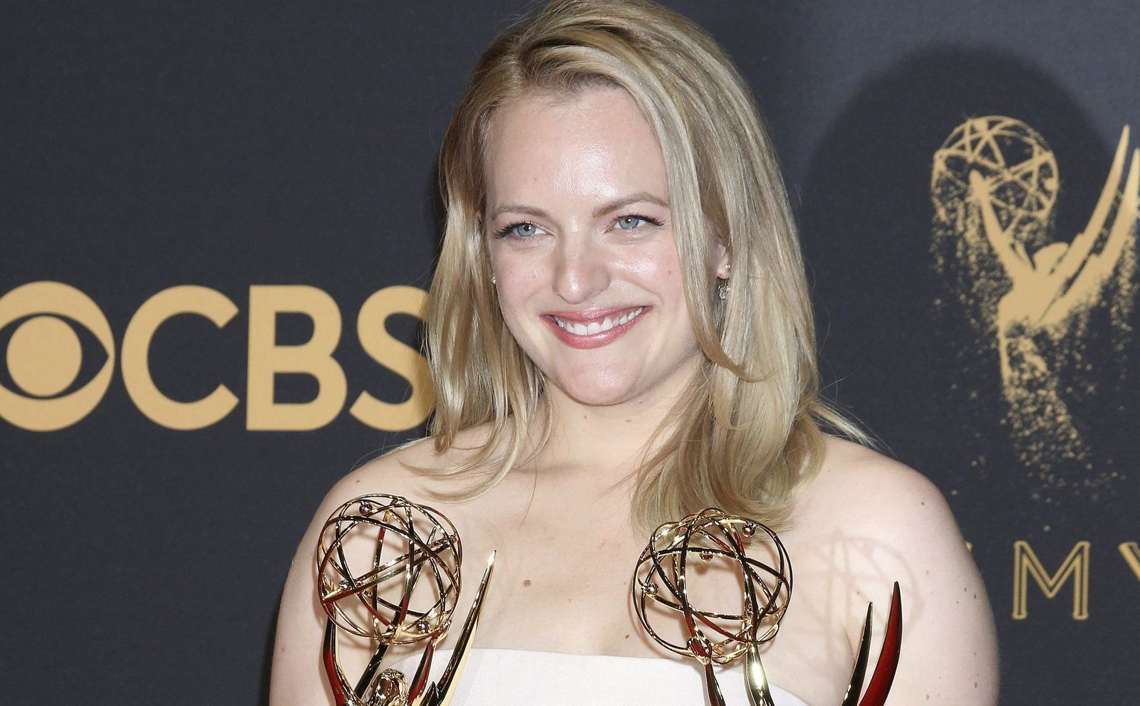 Elisabeth Moss, actriz de 'El cuento de la criada', posa con los Emmy.