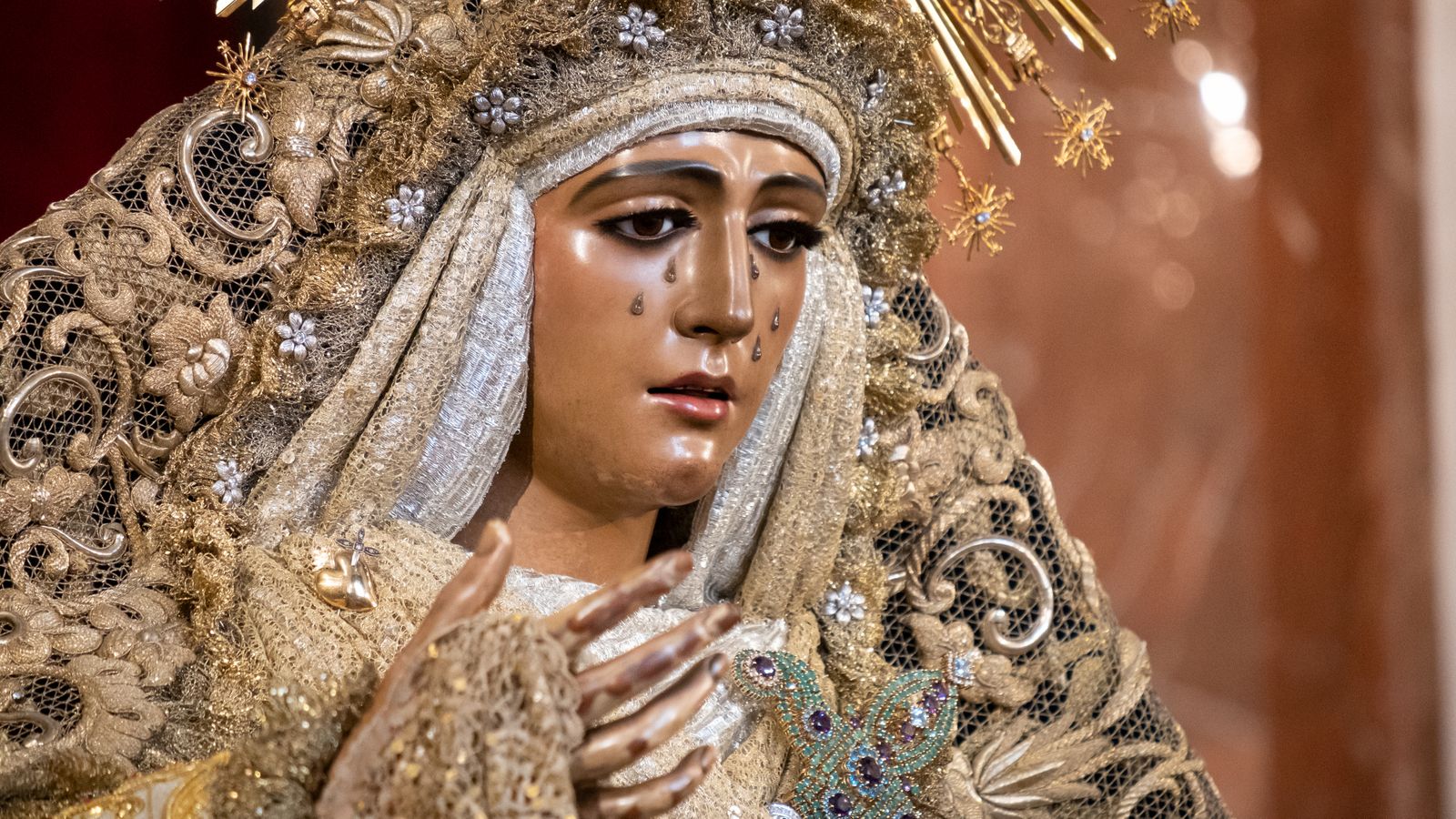 La Esperanza de Triana en su besamanos, en imágenes