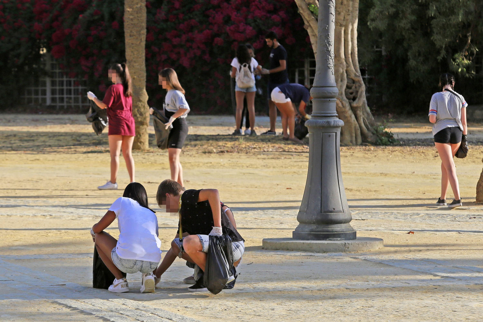 Imágenes del grupo juvenil Green Team Jerez limpiando en el Parque González Hontoria