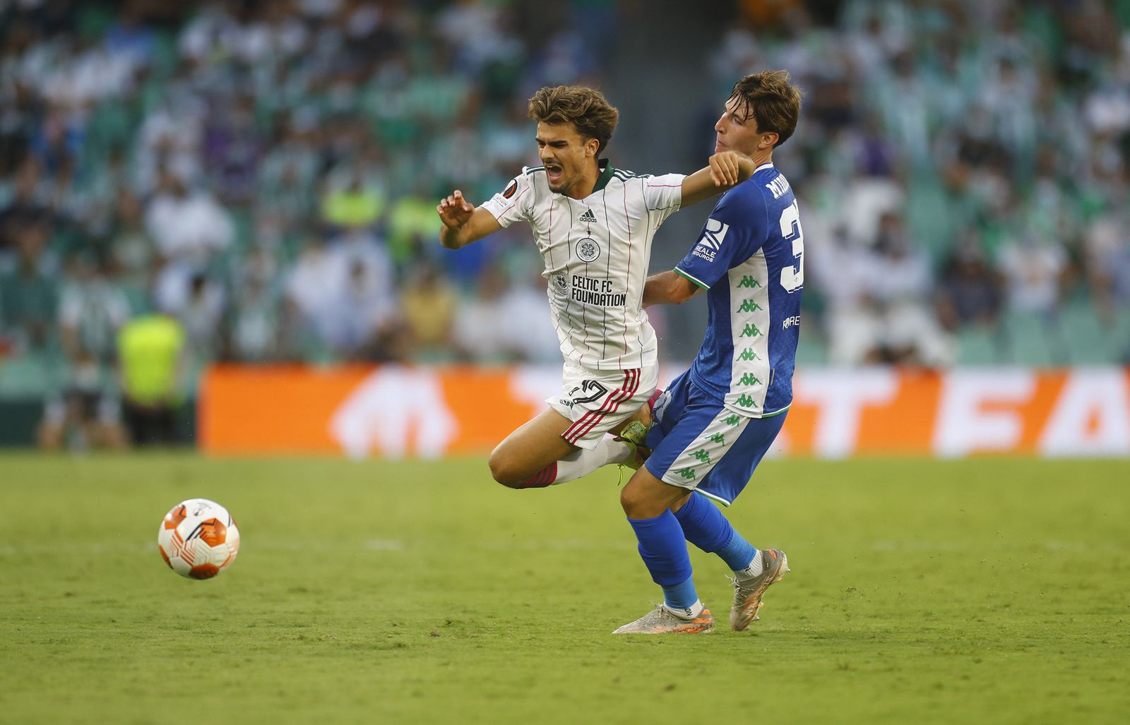 Miranda, en un lance del partido ante el Celtic.