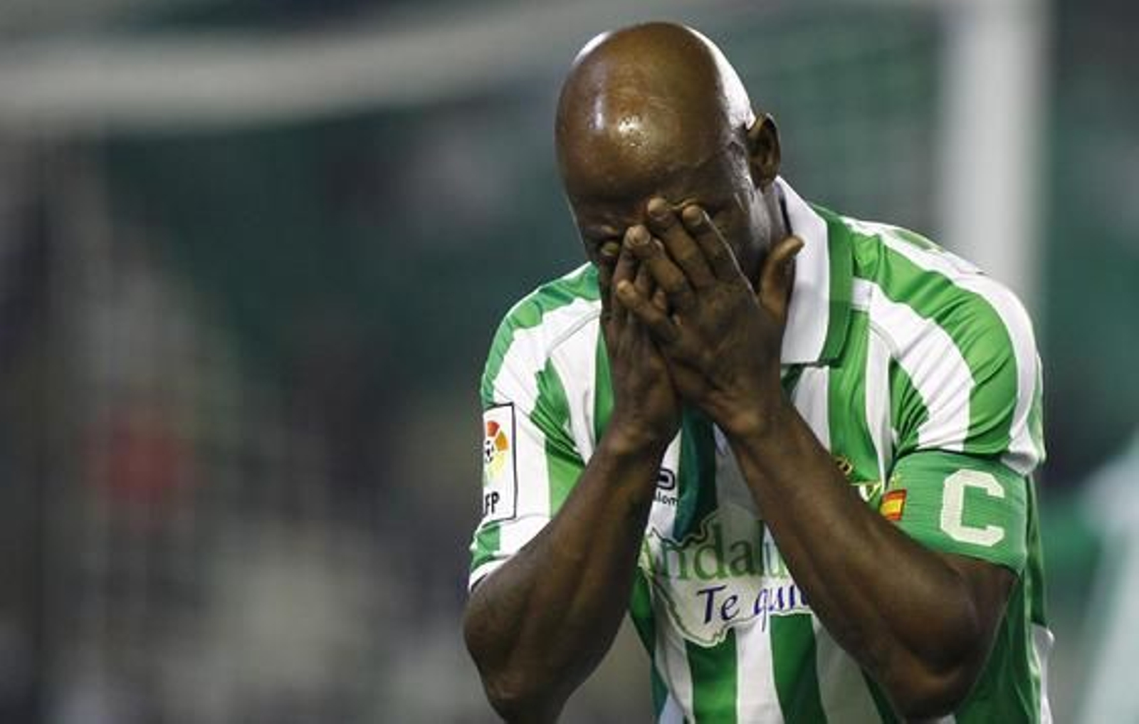 El Betis pierde en casa, con el Elche (1-4), su cuarto partido seguido. / Antonio Pizarro