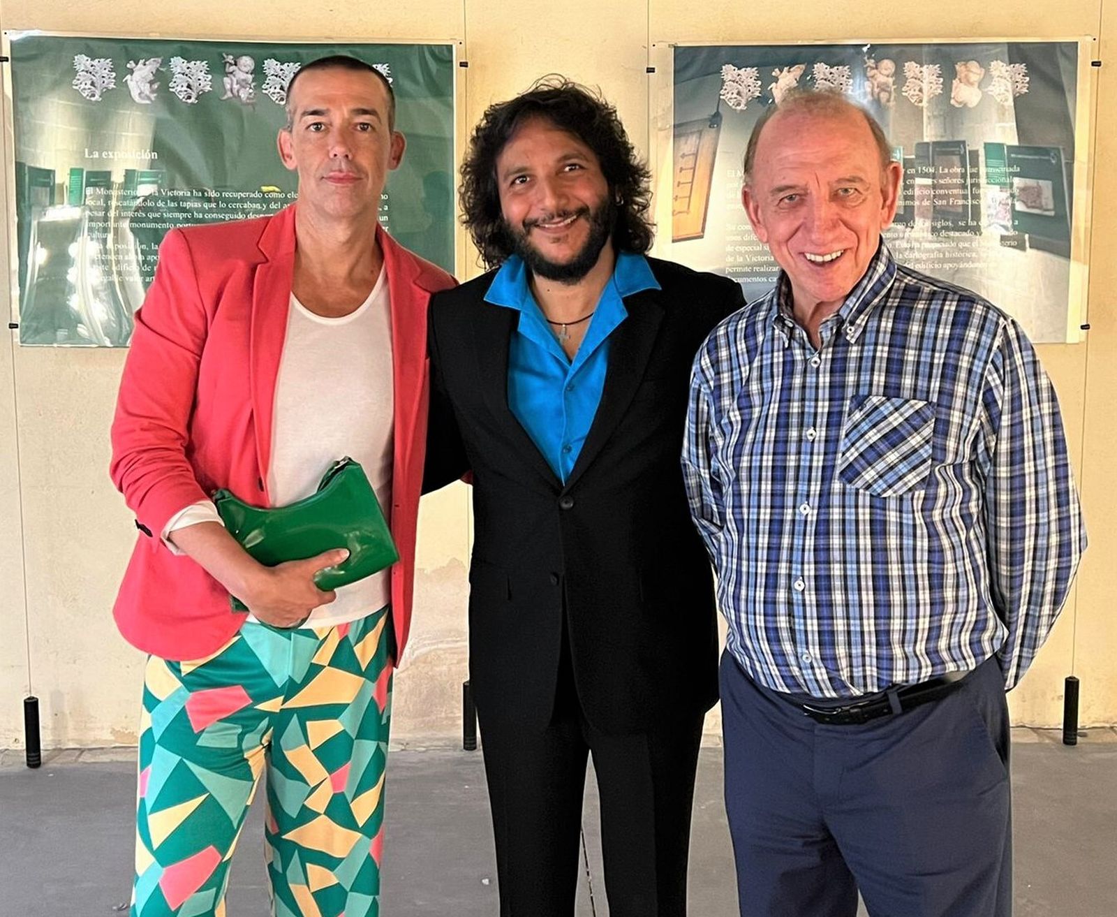 El presidente de la peña El Nitri, con David Calleja y Antonio Reyes.