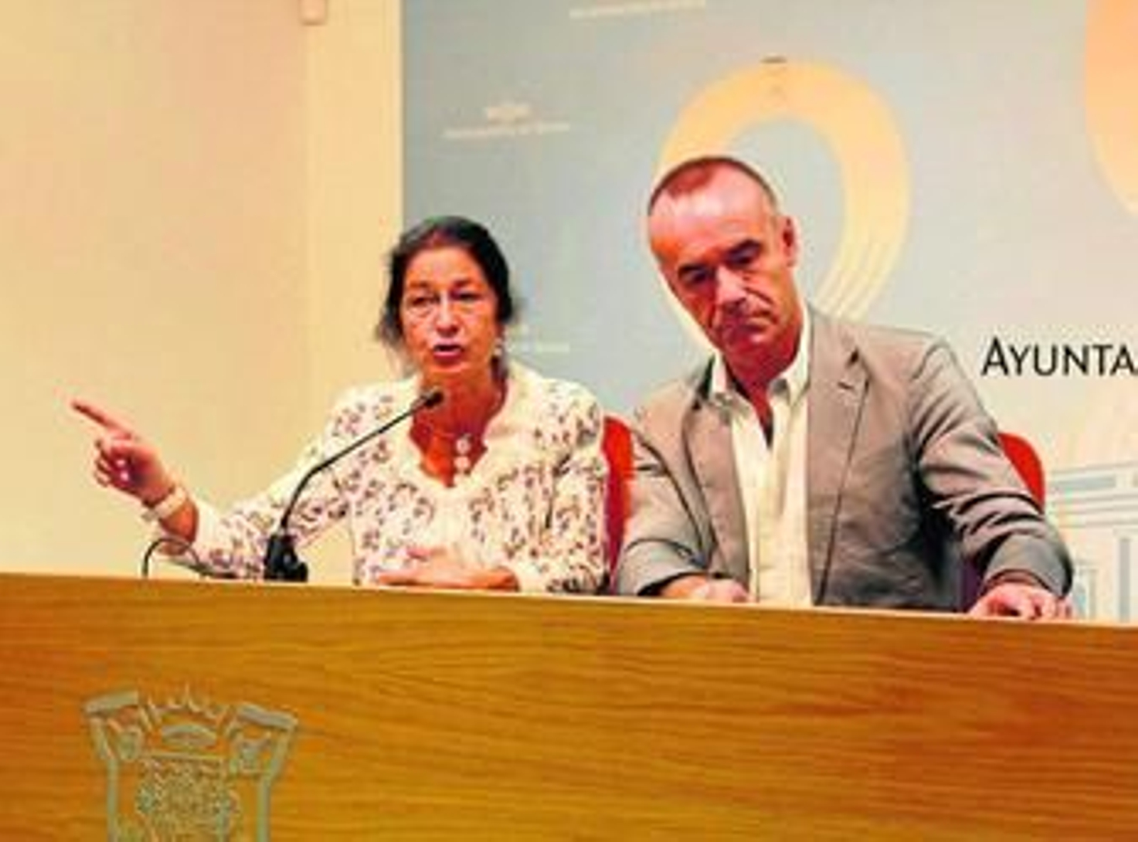 Mercedes de Pablos y Antonio Muñoz, durante la comparecencia de ayer.