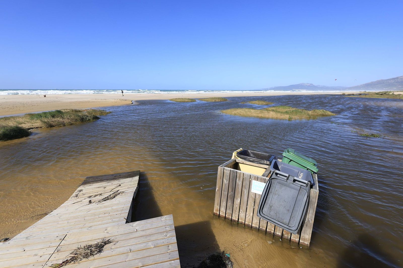 Las fotografías del paseo marítimo de Los Lances tras la borrasca Oriana