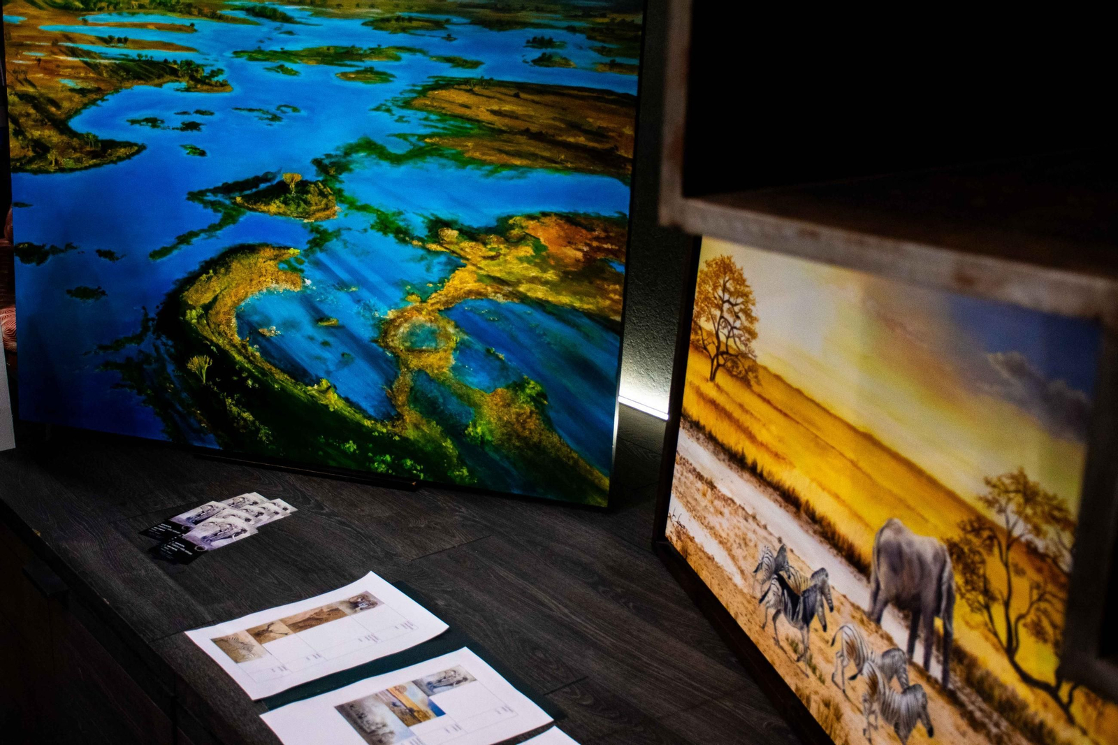 En imágenes, la pintora Inma Campos muestra su lado más "salvaje" en el centro de Córdoba