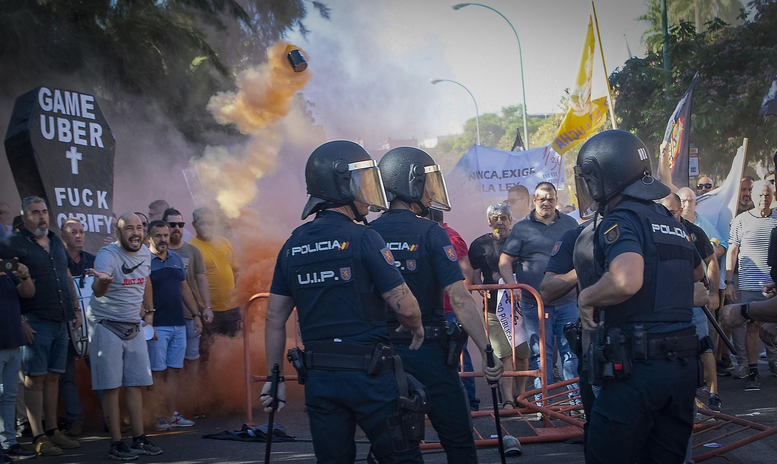 Protesta de los taxistas contra los VTC ante el Parlamento andaluz