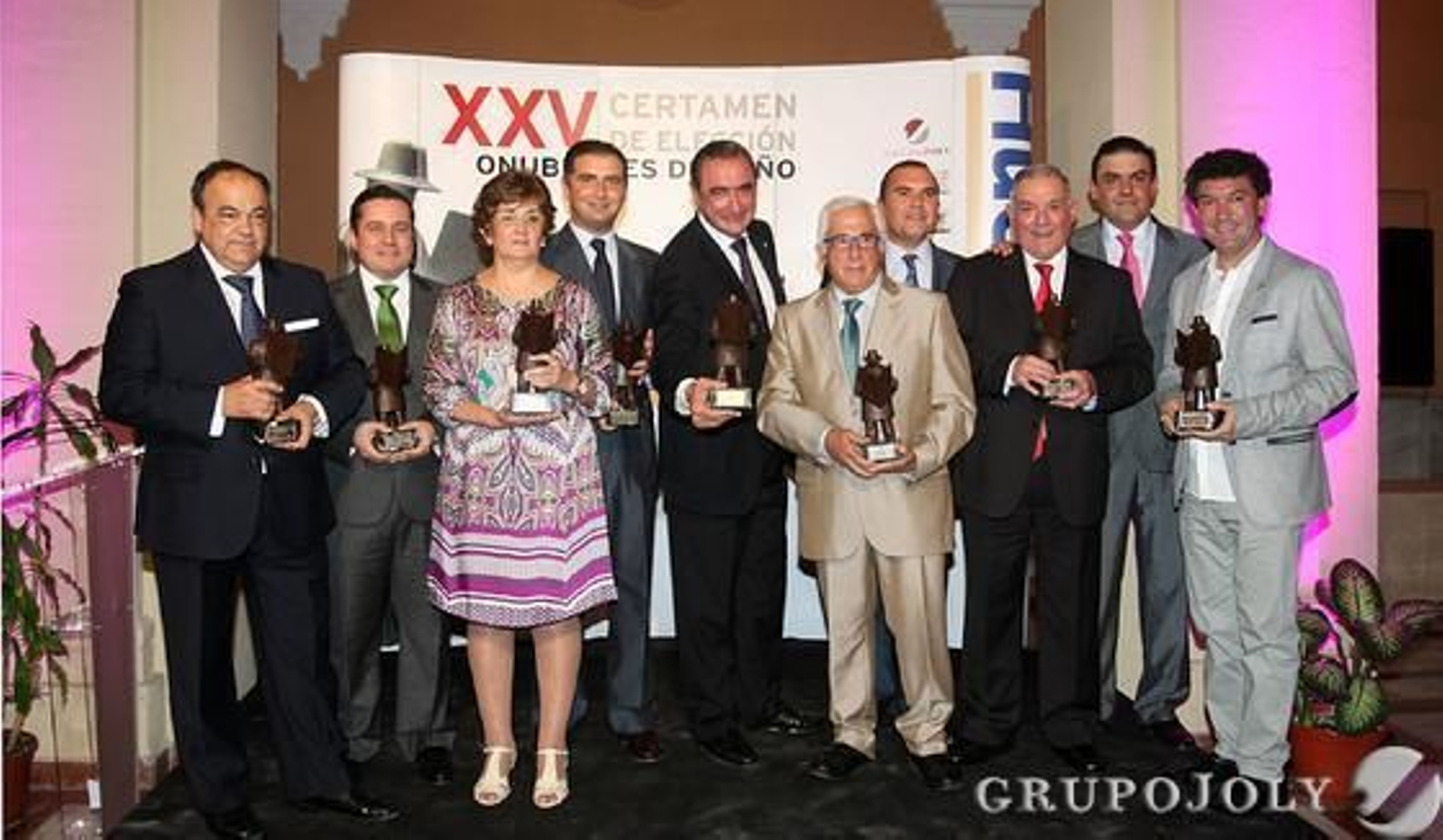 Fotografía de familia de los premiados. De izquierda a derecha: el  padre del futbolista Curro Sánchez, Francisco Sánchez; Luis Conde y Loli Rodríguez, responsables de las hermandadesde la Cruz de las calles Cabo y Sevilla, respectivamente, de La Palma del Condado; el alcalde de Moguer, Gustavo Cuéllar (Casa Museo Zenobia Juan Ramón Jiménez); el periodista Carlos Herrera; Manuel Pérez Beltrán, hermano mayor de la Hermandad de Nuestra Señora de la Consolación de Cartaya; Cristóbal, Juan José y Agustín Pérez (Restaurante Juan José), y José Luis Pastor, director del Conservatorio Manuel Rojas de Nerva.   Foto: Alberto Domínguez