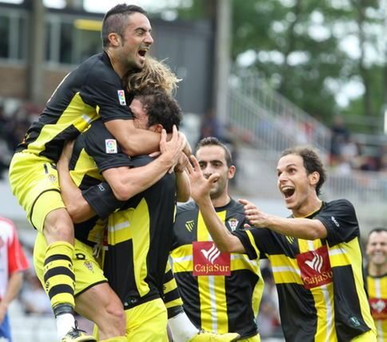 Los jugadores celebran el gol de Dañobeitia. / LOF