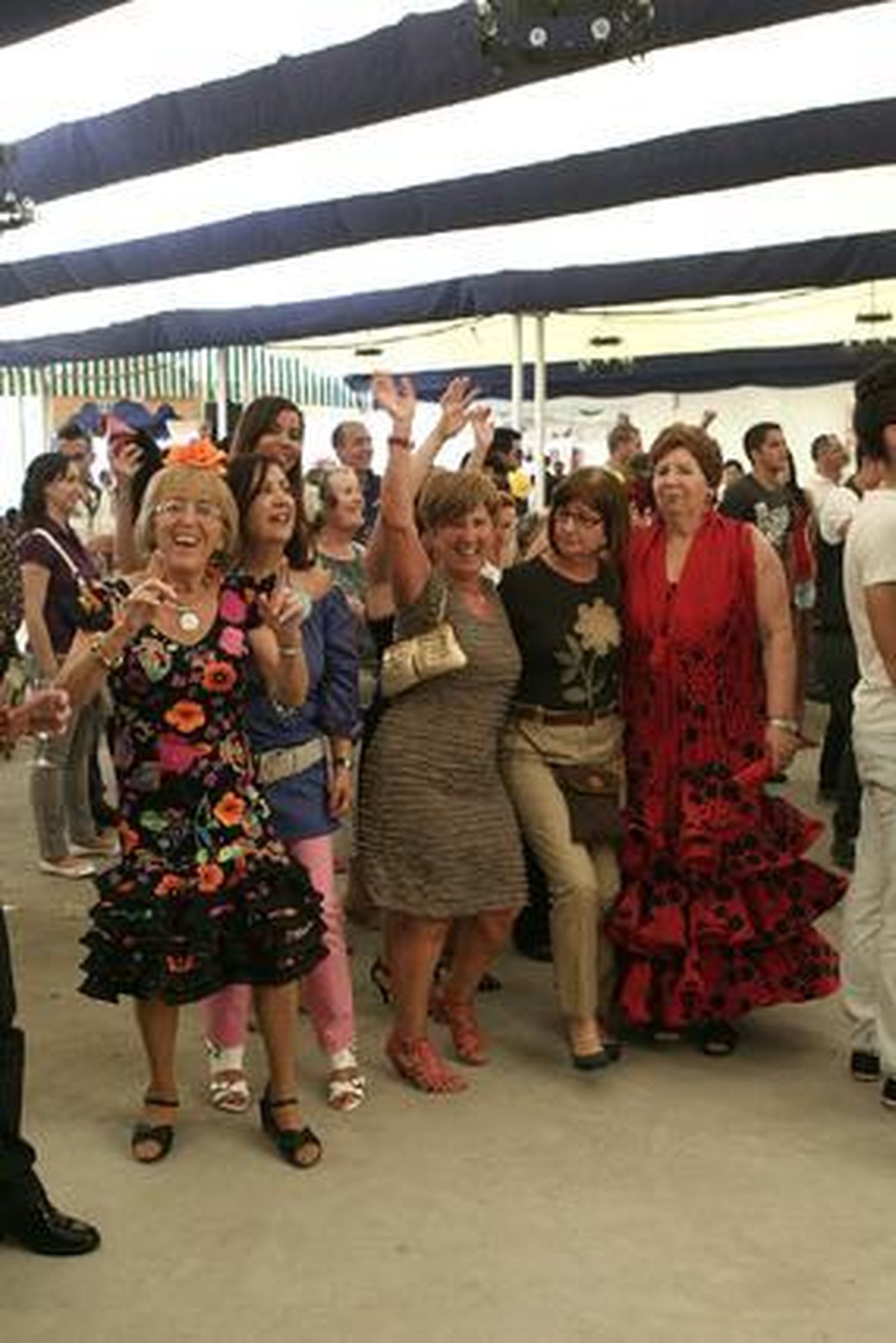 Un grupo de mujeres baila animadamente en la caseta de La Gineta  Foto: Vanessa Perez