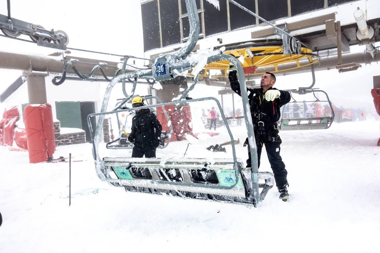 Operarios de remontes trabajando para liberar un telesilla en Sierra Nevada