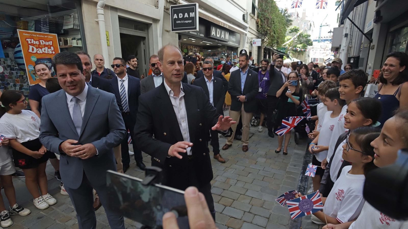 Fotos del paseo de los condes de Wessex por Main Street en Gibraltar