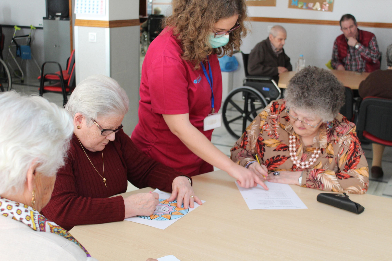 Un grupo de residentes lleva a cabo una actividad en el centro.