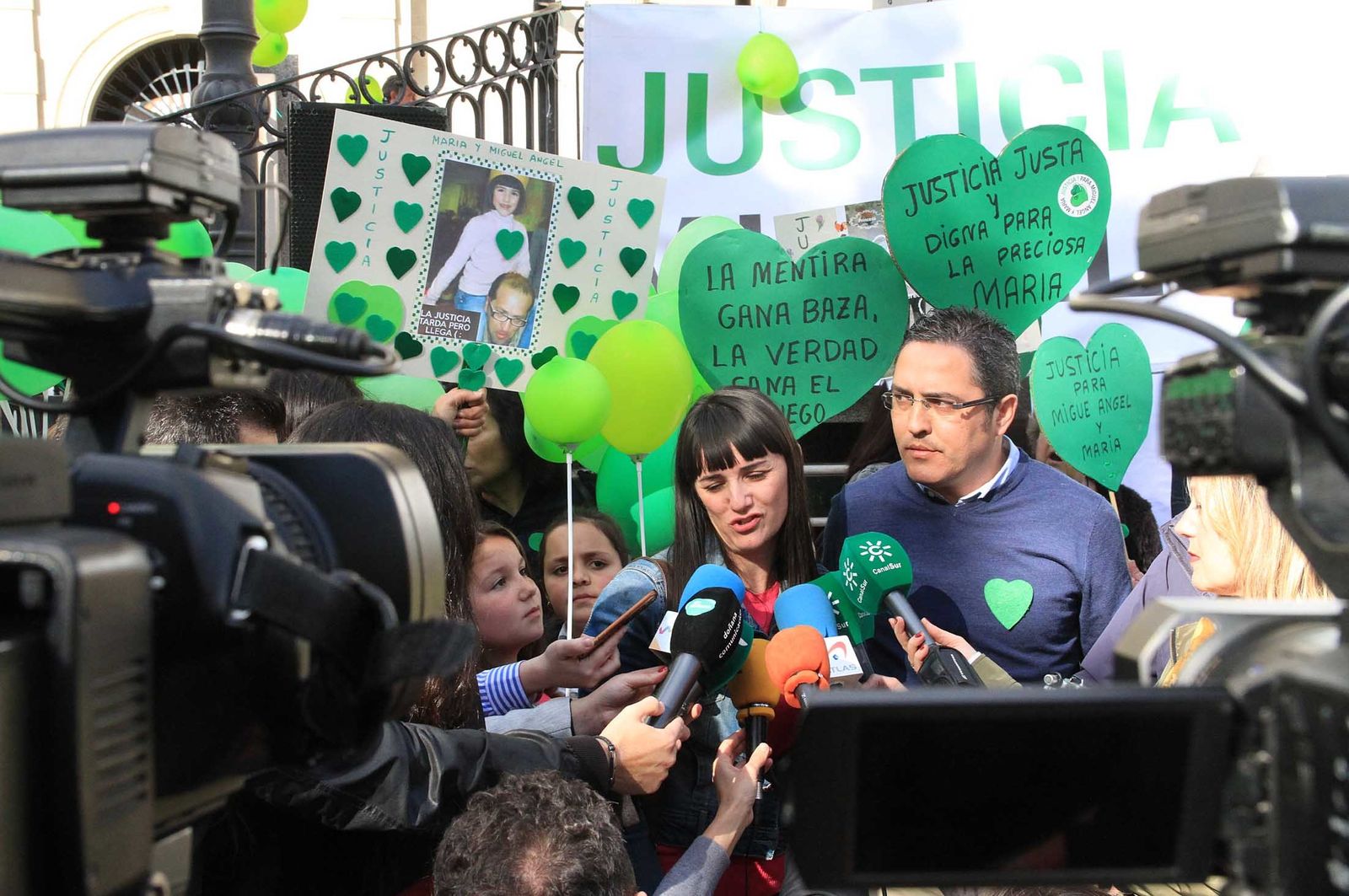 Imágenes de la concentración en la Plaza de las Monjas pidiendo justicia para las víctimas del doble crimen de Almonte