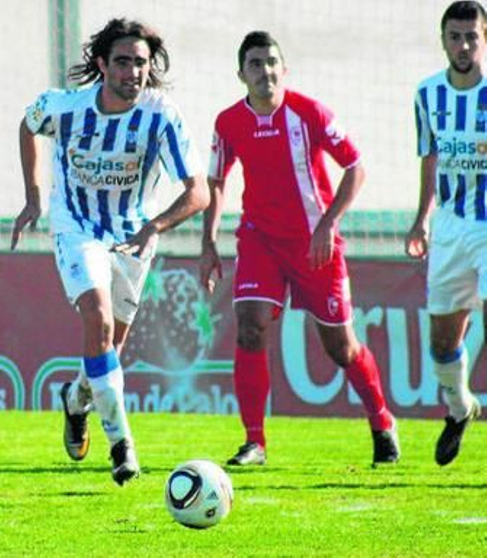 El albiazul Sergio Sánchez -izquierda- no jugará contra el San Fernando.