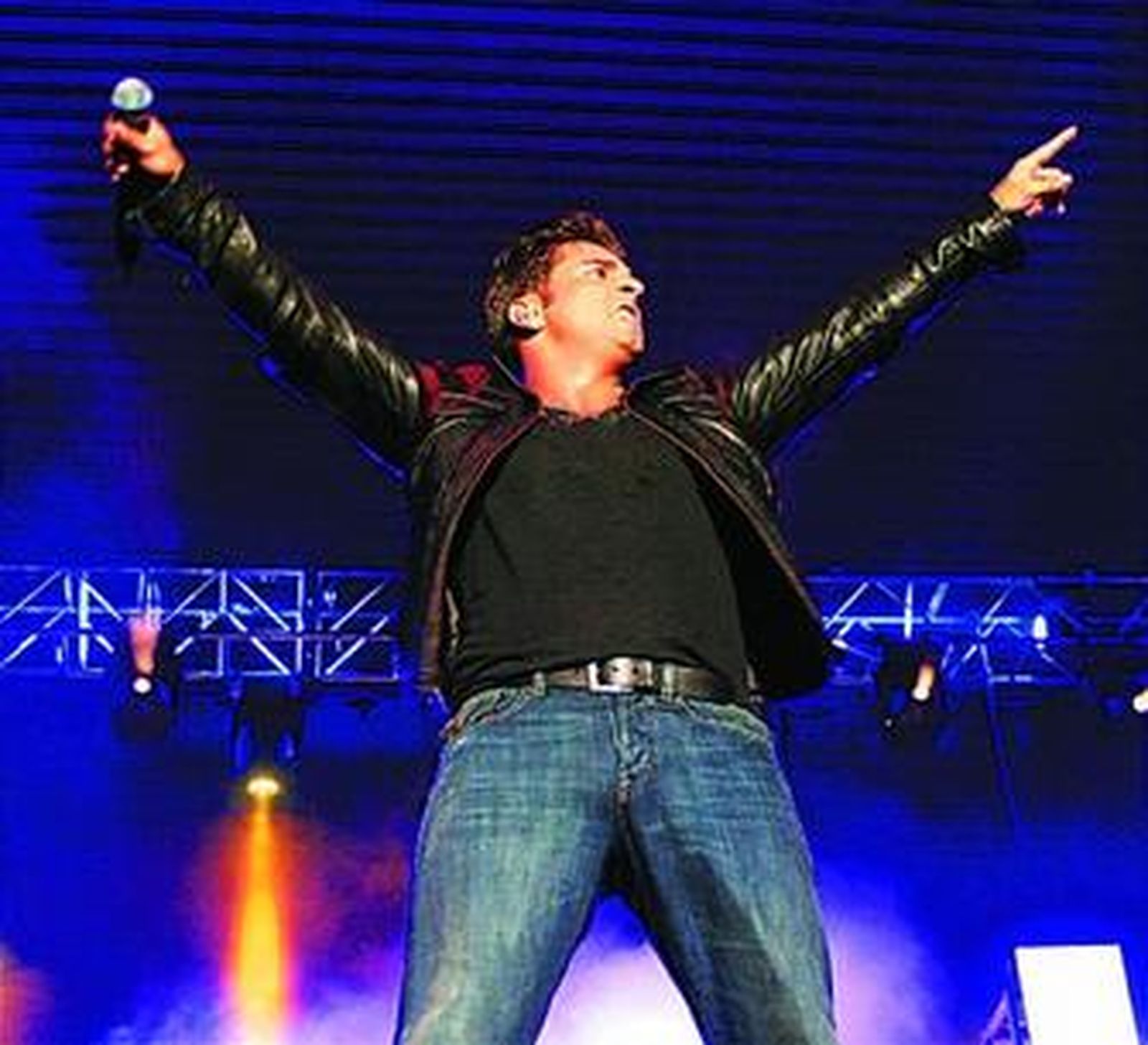 Victoria: "Dentro de mí hay un gay que quiere salir fuera"Bustamante es absuelto de un cargo de malos tratosLos Pitt-Jolie ponen a la venta el piso de soltero de élBenicio del Toro, un soltero de oroAntonio Vigo rehace su vida