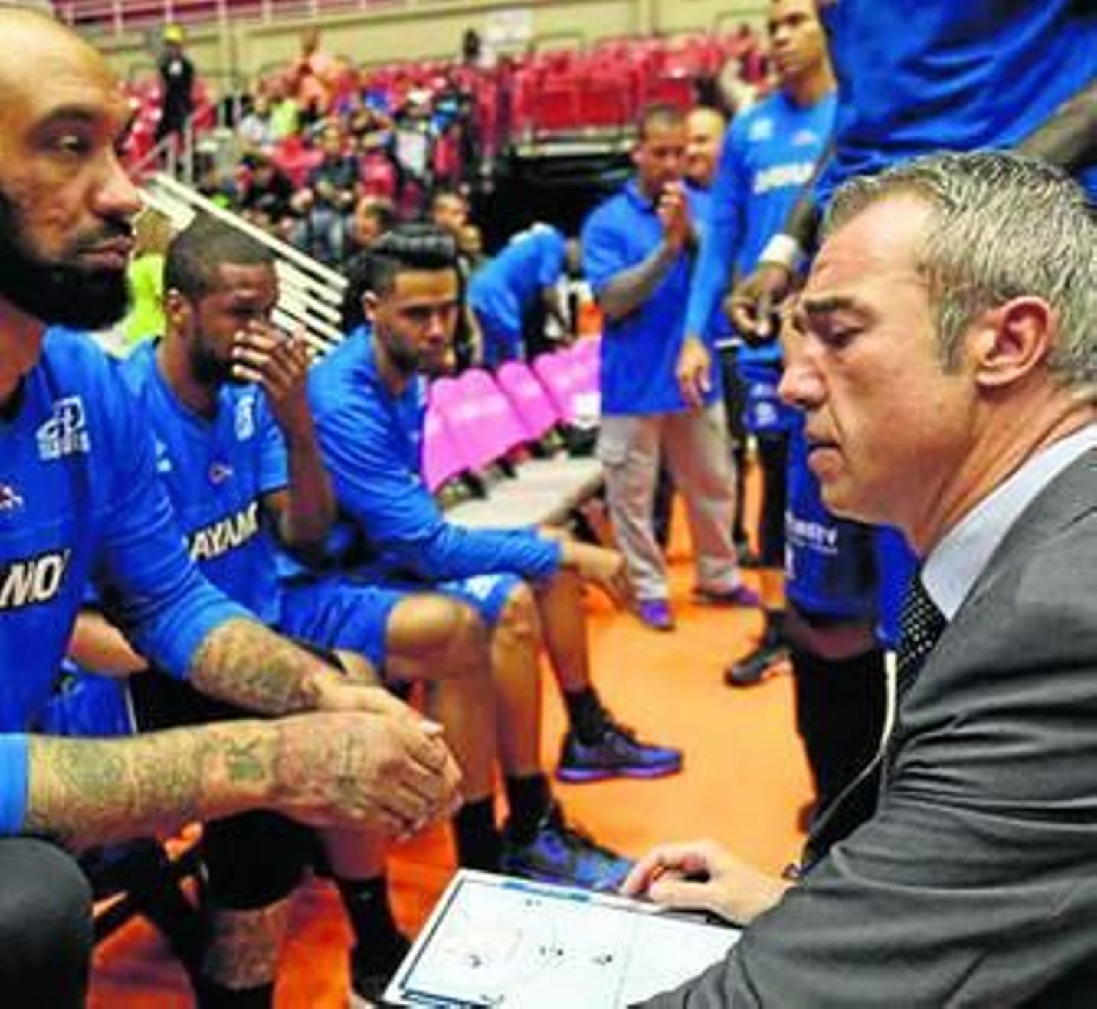 Olmos da instrucciones durante un tiempo muerto.