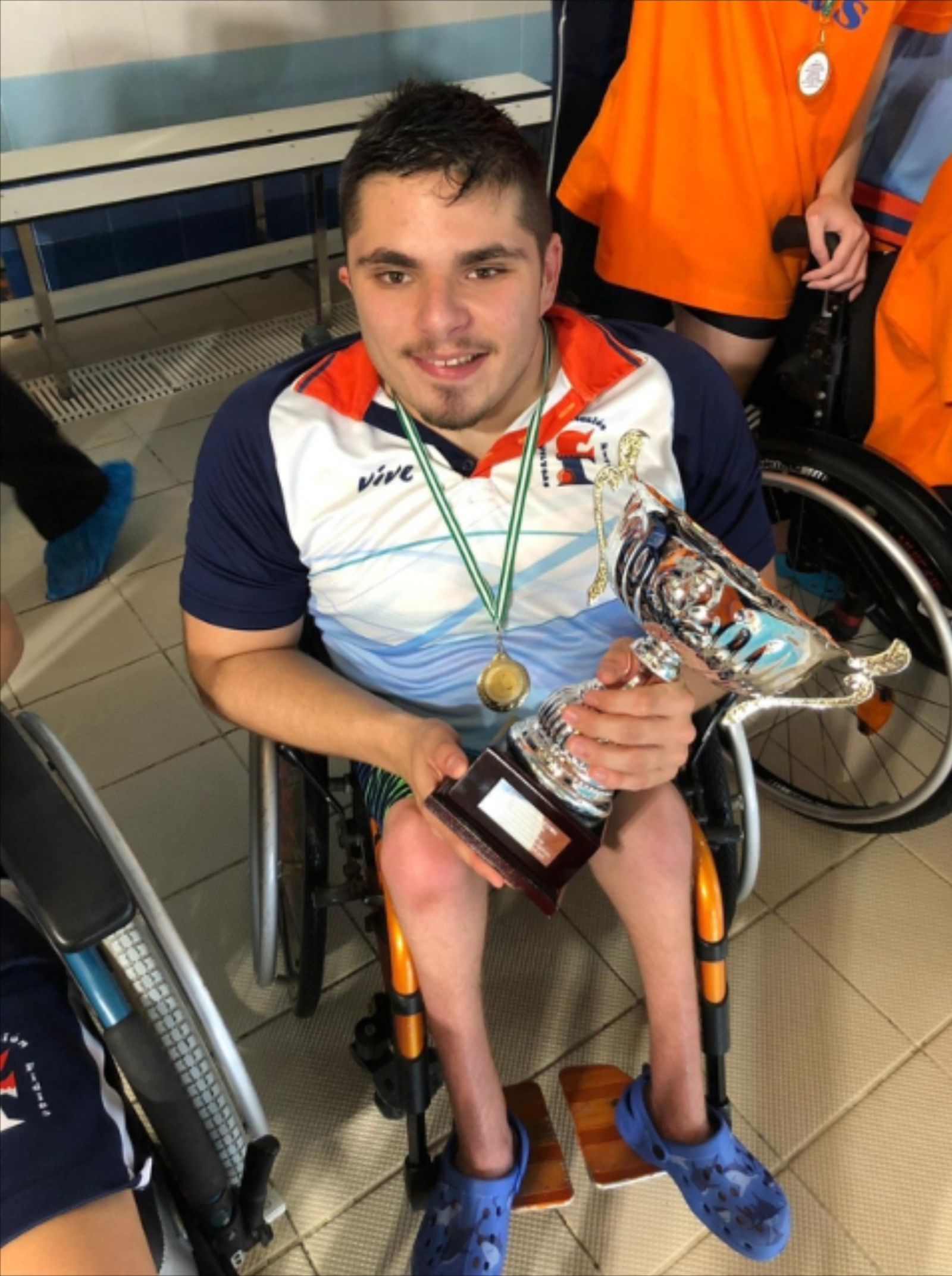 Luis Troughton, nadador de competición, con un trofeo.