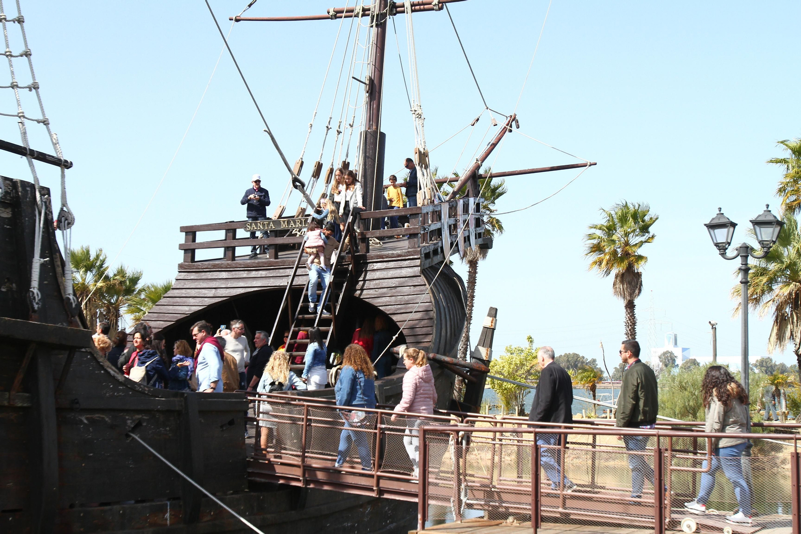 Imágenes del día de puertas abiertas en el muelle de las Carabelas