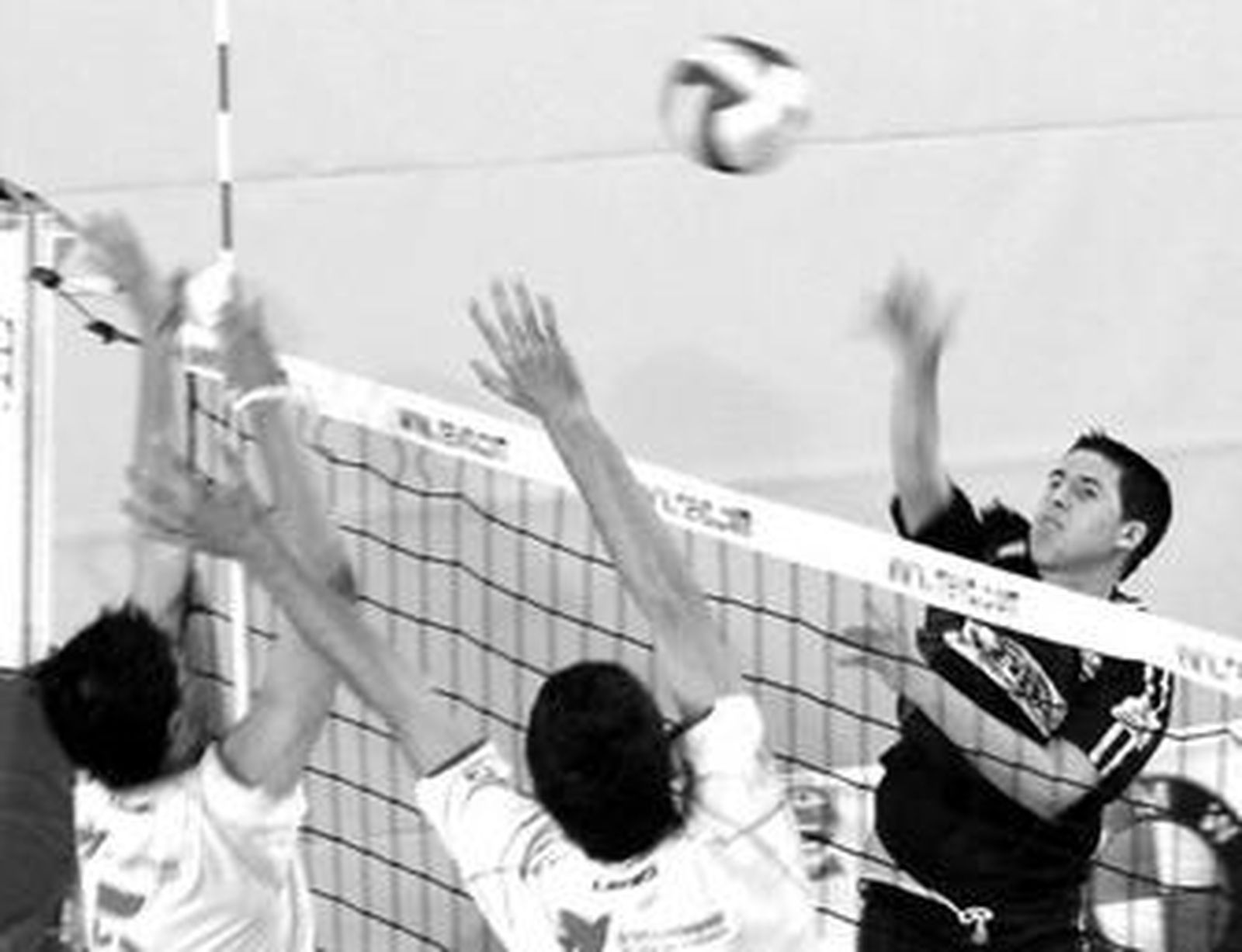 Lance del encuentro del pasado sábado, donde el Chiclana intenta superar el ataque rival.