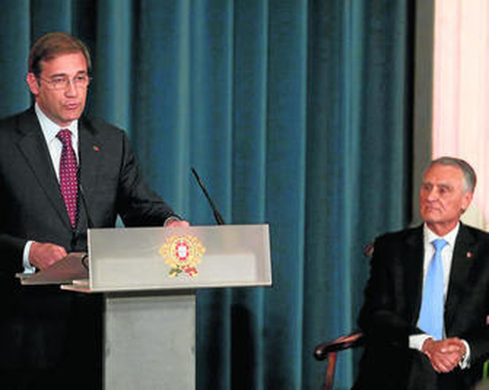 Passos Coelho habla en el discurso de investidura junto al presidente de Portugal, Cavaco Silva.
