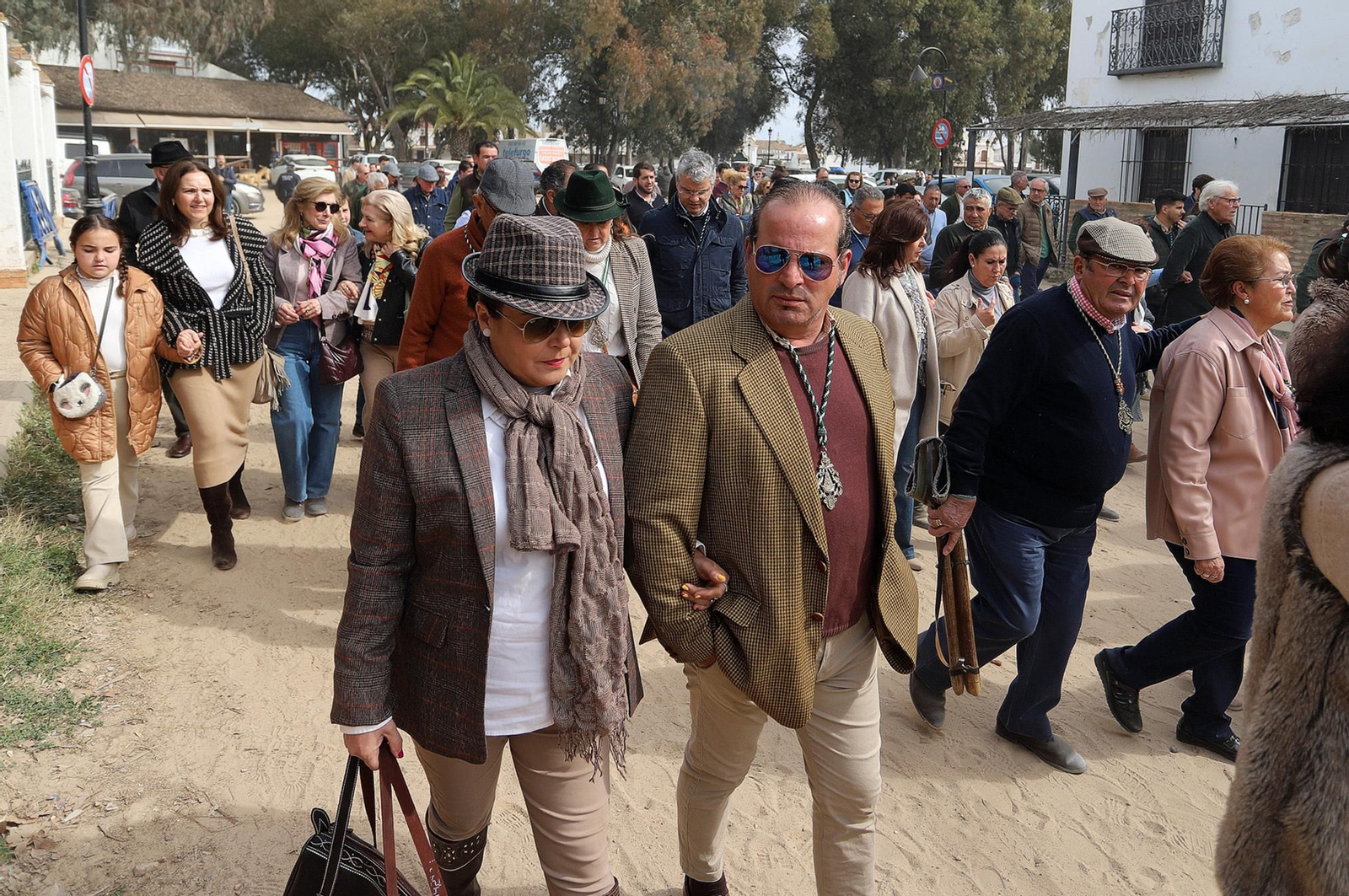 Imágenes del gran ambiente en la aldea de El Rocío en la mañana del domingo