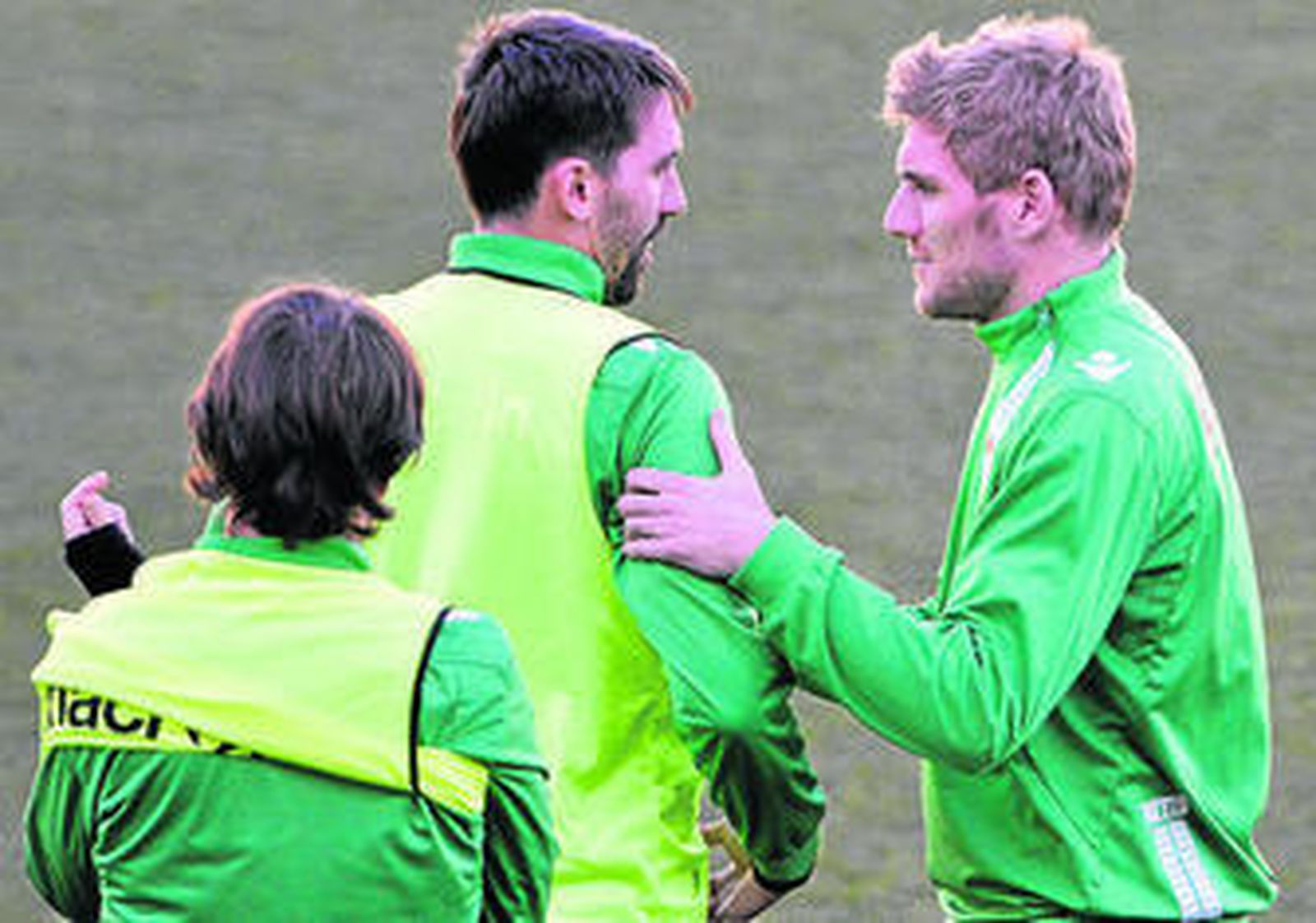 Jordi dialoga con Perquis, en un entrenamiento.