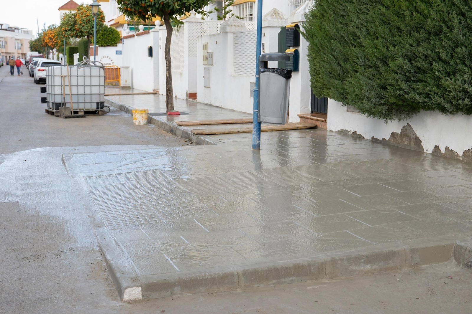 Adecuación de nuevo acerado y pasos de peatones en las proximidades del hospital de San Carlos.