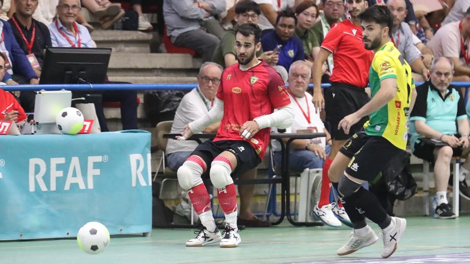 Víctor golpea en presencia de un rival.