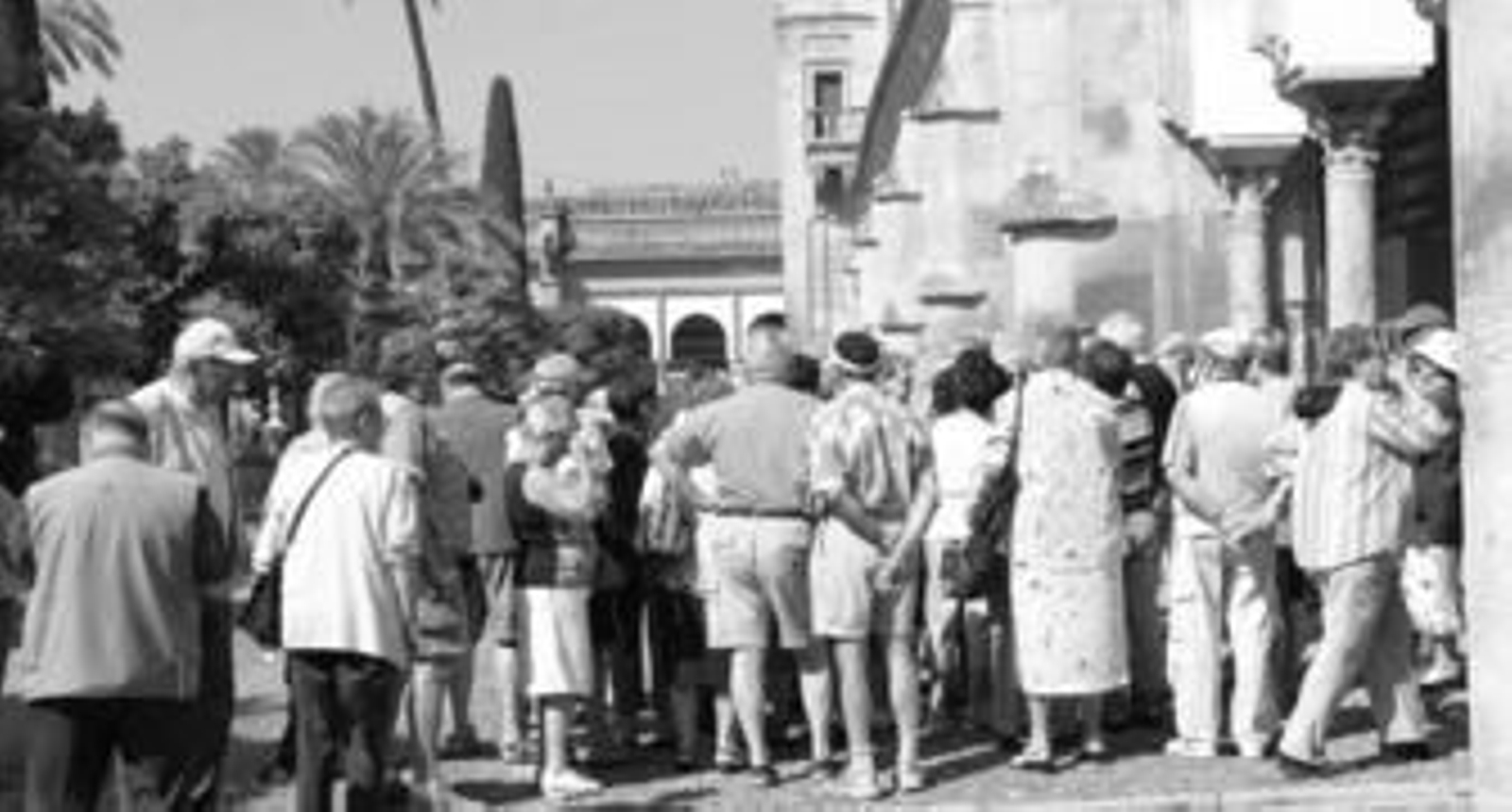 Turistas hacen cola en el Patio de los Naranjos para poder entrar a la Mezquita-Catedral.