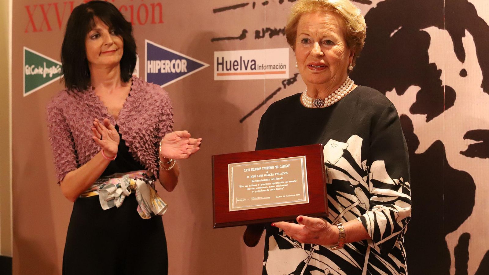 Ana Vives Casas entrega el reconocimiento a la viuda de García Palacios, Pilar Álvarez Bustos.