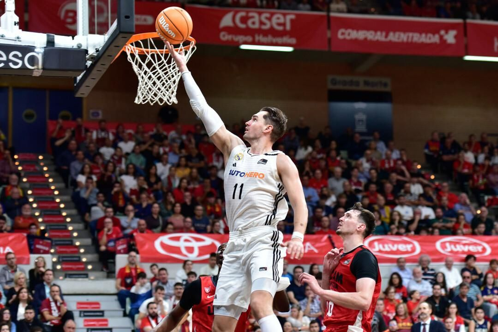 El Madrid ganó con comodidad en Murcia.