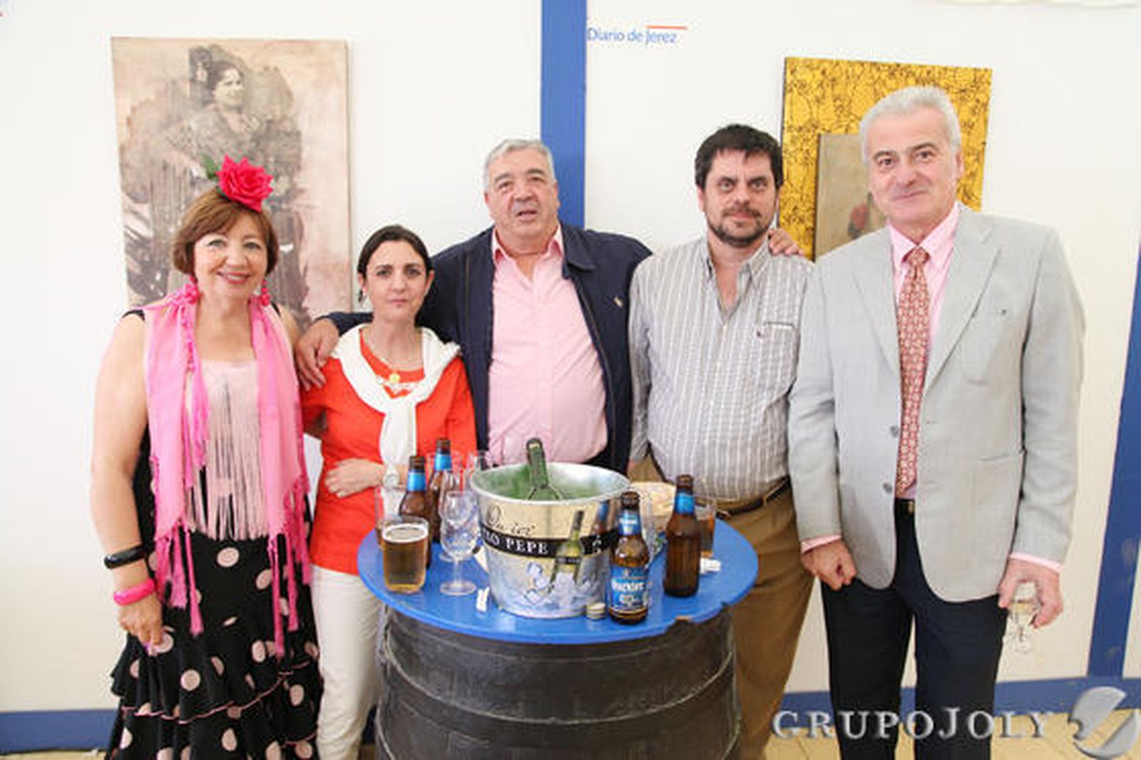 Antonio Corrales, Cristóbal Sánchez, Manuel Paúl, Adelina Morillo y Gloria Rodríguez, ayer en la caseta de Diario de Jerez.

Foto: Vanesa Lobo