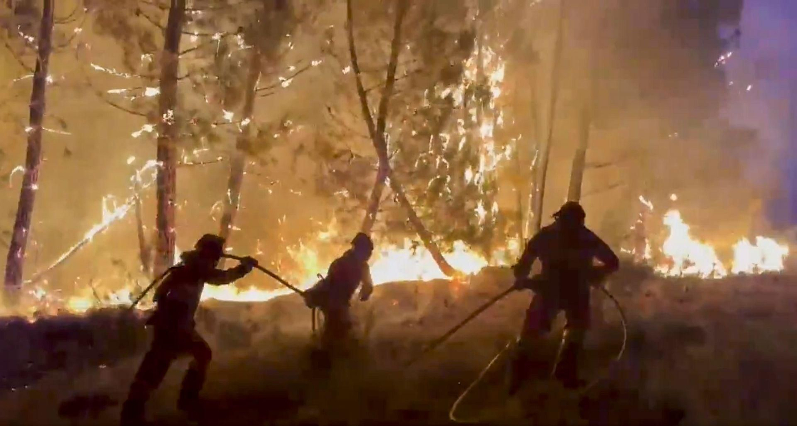 Efectivos de la UME actuando en un incendio en León.