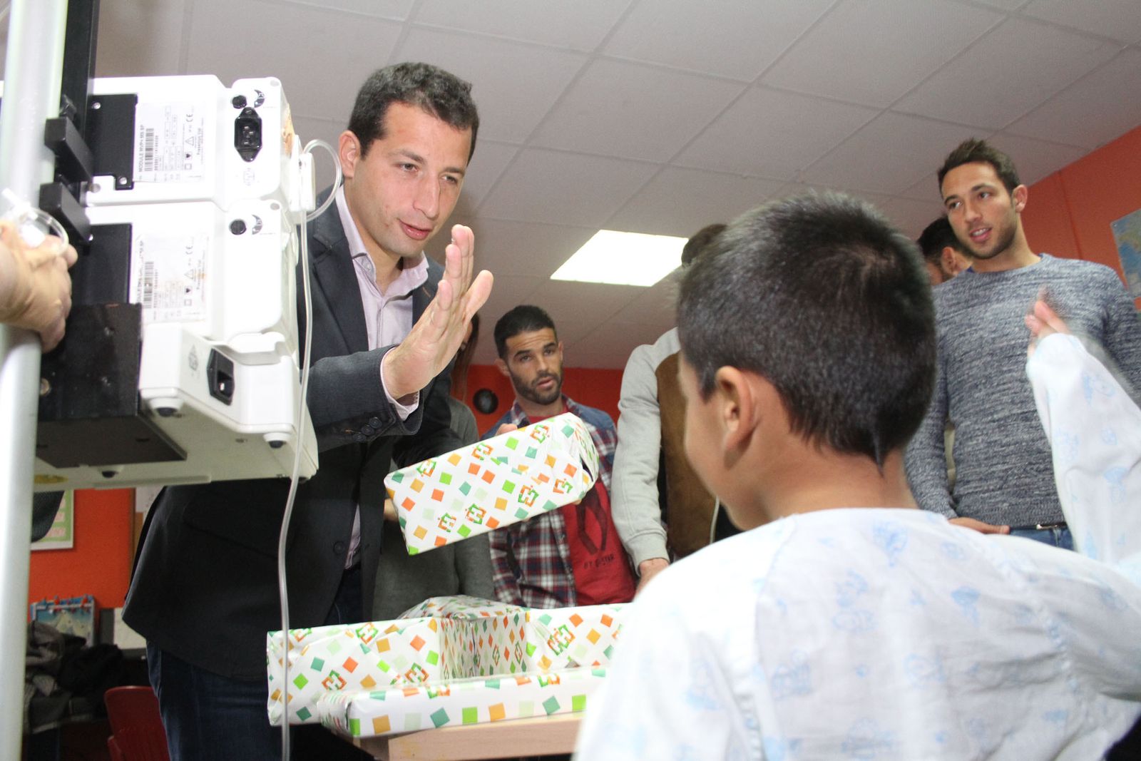 La plantilla recreativista posa junto a los responsables del hospital Juan Ramón Jiménez y la directora comercial de Holea, Amelia Romero, antes de acceder al ala de pediatría del centro.