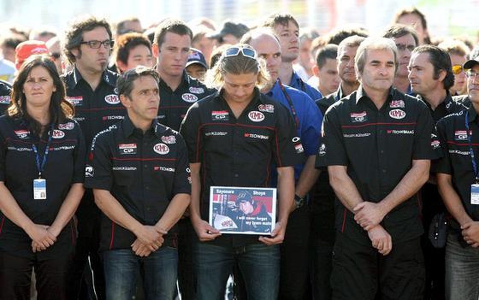 Minuto de silencio por la muerte del piloto japonés Shoya Tomizawa.  Foto: Efe
