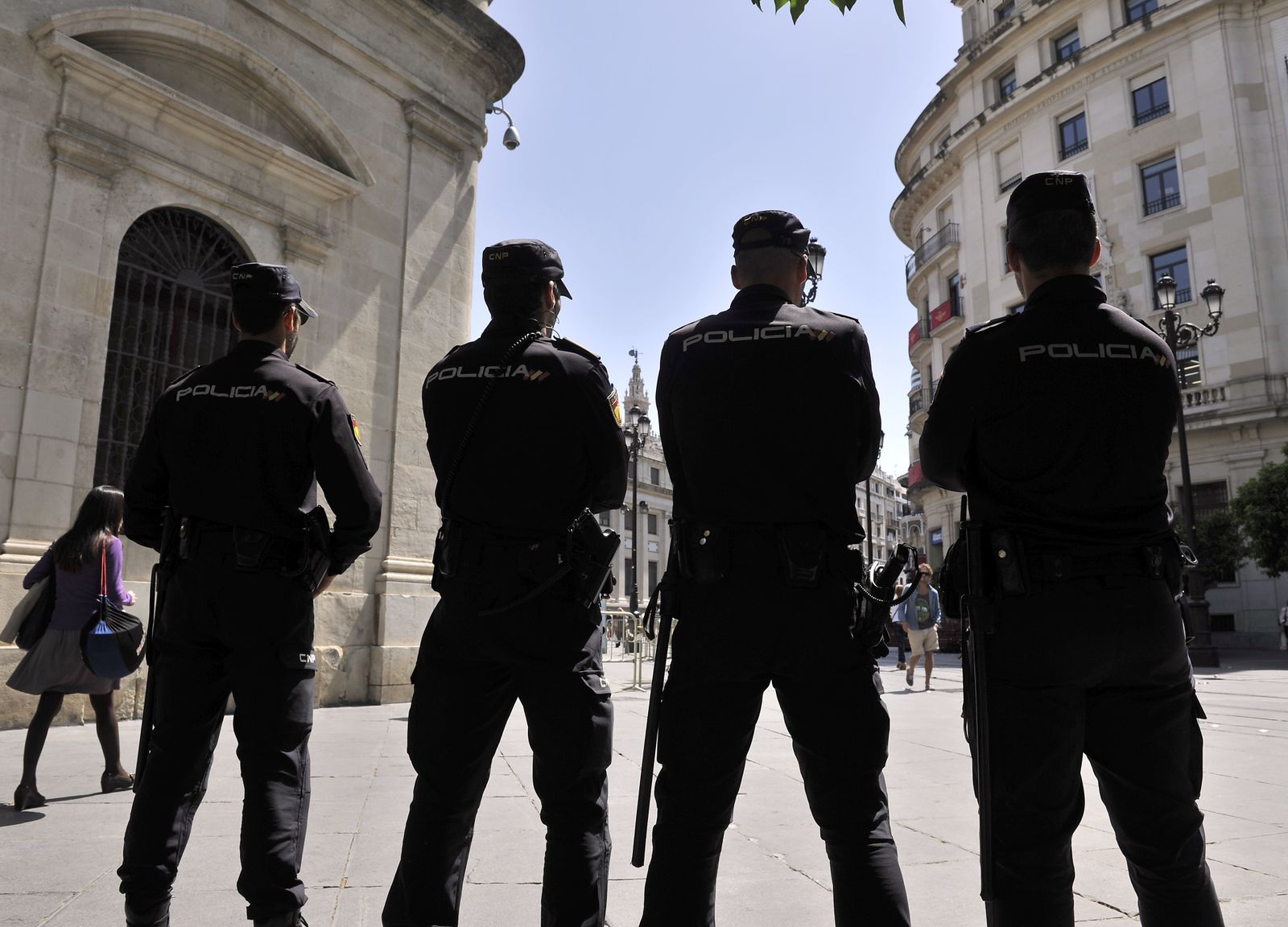 Agentes de la Policía Nacional en la Plaza Nueva una víspera de Domingo de Ramos.